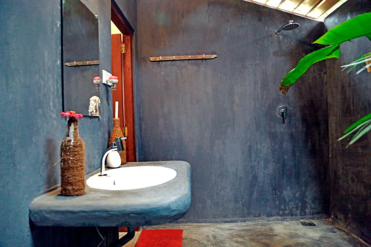 Chez Podi Surf Stay Mirissa Bagian luar foto