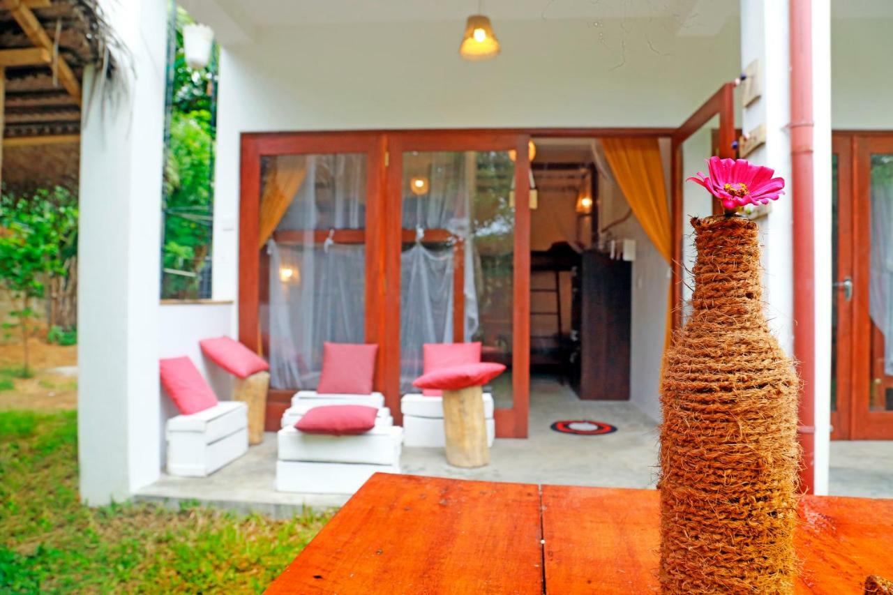 Chez Podi Surf Stay Mirissa Bagian luar foto