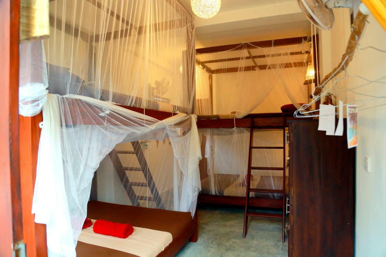 Chez Podi Surf Stay Mirissa Bagian luar foto